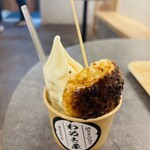 わぬき屋 - 焼きまんじゅうはの甘しょっぱいタレがソフトクリームとドッキングするとめちゃ美味しい