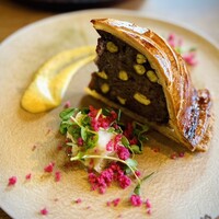 レ・ピコロ - 鹿肉のパイ包み、あっつあつです！上から少し抑えただけで肉汁がじゅわーーー♡なんてジューシーなの！