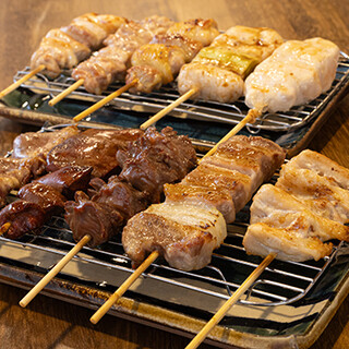 京都府産鶏肉、紀州土佐瀬戸内備長炭、粟国の塩を使った串焼き