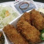 ほっともっと - カキフライ弁当　590円　2014.10.29　ソース、タルタル、レモンとかきフライに掛けるものはすべて揃っているといっても過言ではない