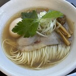 だし廊 -GoLD- - 見た目以上の貝の味！
                                トッピングの緑はなんやろ？セリかな？