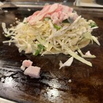 おこのみや - キャベツは手切りなので不揃い！でもこれが美味い♪