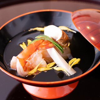 どなたもお楽しみいただける、最高級出汁が活きた月替わりコース