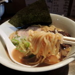 衣歩 - 2014年10月30日(木)　いぶ式そば(豚骨)あっさり仕様(700円)　麺リフト