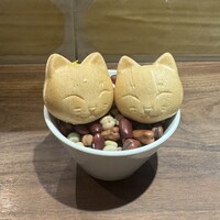 恵比寿ビストロ 猫も杓子も - フォアグラのコンフィとドライマンゴーの白和え最中。かわいいだけじゃなくかなり美味しい！