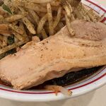 蒙古タンメン中本 - 分厚い厚切りチャーシューはスープで温めていただきます