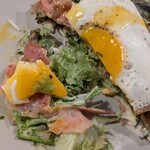 中にはたっぷりのレタスが隠れていました