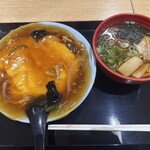中華料理 蓬莱 - 天津丼(小)半ラーメンセット 1100円