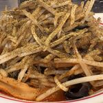 蒙古タンメン中本 - 香ばしく炒められたモヤシとキクラゲ、豚小間切れ、山椒の合わせ技による味の暴力！！