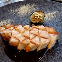 L'atelier de oto - 山形豚グリル　軽く燻製した水ナスとピスタチオ味噌　実山椒のソース⭐️丁寧なソースがとても美味しくて癒されます♡♡(*´∀｀*)