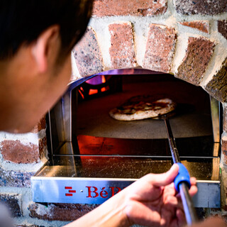 石窯で香ばしく焼き上げる本格ピッツァ
