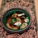 ラチュレ - 天然キノコ（ヤマドリダケ、舞茸、バカマツタケ）と鹿のコンソメスープ
