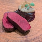 ラチュレ - エゾ鹿ロース　ポワヴラードソース　二年熟成メークイン