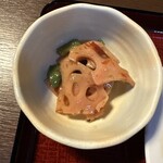 食事処やはぎ - 蓮根の梅鰹漬けの小鉢。食感がよくてさっぱりします。