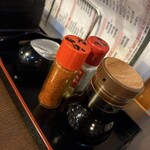 食事処やはぎ - 卓上の調味料