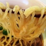 中華そば麦右衛門 - 麺は自家製の中太縮れ麺