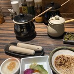 勝烈亭 - 特別の和風ソースは、ゴマと合わせて、洋風は、直接とんかつにかけて食べます