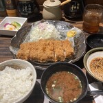 勝烈亭 - 彩りがめっちゃいい！お代わり自由です