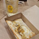 タリーズコーヒー - ピッツァ クワトロフォルマッジ＋ハイボール