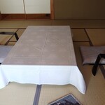 中の坊瑞苑 - 敷き布団を片付けて朝食の準備をしてくれました