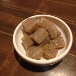 秘伝手羽先唐揚げと地鶏 焼き鳥 和個室 居酒屋 鳥心 - お通し（コンニャクのピリ辛煮）