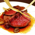 蝦夷鹿ロース肉 赤キャベツのピュレ グリオットチェリーのチャツネ添え(１４８０円)