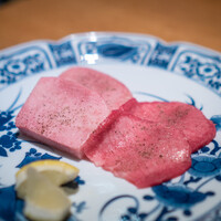肉亭ふたご iki 新宿店 - 黒毛和牛特選タン志を焼き 二種