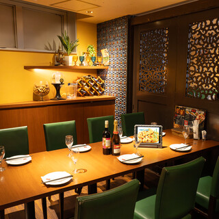 半個室のソファー席でゆっくり楽しめる南国リゾート空間☆