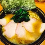 ラーメン 末廣家 - チャーシュー麺750円
      
      あー、やってしまいました。今日の3杯目。
      家系直系の末廣家。この頃、多い野菜やらトッピングが多い家系です。
      
      今日はノーマルにチャーシュー麺の硬めのみオーダー。
      出てきたラーメンはノリ3枚、チャーシュー4枚、ネギに多めのほうれん草。
      スープは、豚骨醤油だがやや豚骨濃い感じでうまい！麺はお決まりの酒井製麺の丸みを帯びた中太麺少し短いのも酒井製麺〜
      オススメのトッピングとかミ