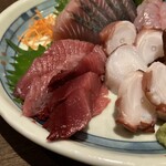 なごみや一献 - お造り盛り合わせ（？円）
      おうおうメジカえらいこっちゃ！