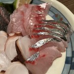 なごみや一献 - お造り盛り合わせ（？円）
      シマアジも銀色ピカピカ