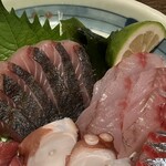 なごみや一献 - お造り盛り合わせ（？円）
      サワラとほうぼう