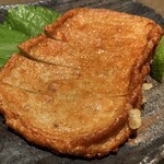 なごみや一献 - じゃこ天（400円）
      天かすがついているほど揚げたて