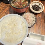 とんかつ朔 - ごはん、黒豚汁、小鉢、漬物です。