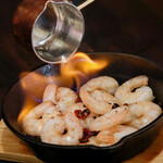 バル エビータ - ぺペロンエビonファイアー　レードルあり