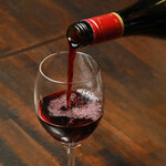 バル エビータ - ワインを注いでいるシーン