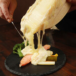 バル エビータ - シャケのラクレットチーズ