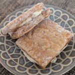 成城石井 - 料理写真:発酵バターパイのクリームサンド〜レモンピール入り〜