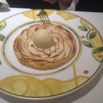 レストラン アラジン - りんごの薄焼きタルト　バニラアイスクリーム添え　2014-10