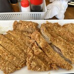 かさや食堂 - 左がトンカツ　右が鶏モモかつ