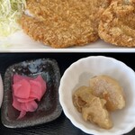 かさや食堂 - 漬物もあり。