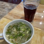 レストラン サダフ - チキン系のスープ、パクチー入り