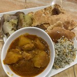 レストラン サダフ - ジャガイモとチキンカレーにハーブのディルのご飯、おこげ、羊の煮込み