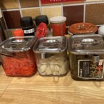 ラーメン まこと屋 - 薬味類、辛子高菜は好きな方多いのでは？