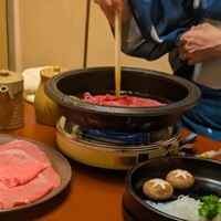 すき焼割烹 日山 - すき焼風景 ... すき焼きは全てお店の方が専属で調理されます