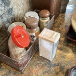 製麺練場 風布うどん - 卓上の調味料たち