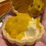 銀座 しのはら - フォアグラ、マンゴー、パッションフルーツのモナカ