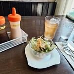 ステーキレストラン　真 - サラダも美味しい、フレンチドレッシング赤は嬉しい！