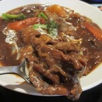 おいしい台所12カ月 - ビーフシチューには牛肉がいっぱい入っていて、どこをすくっても牛肉にあたります。