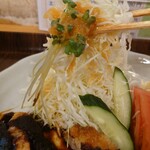 とんかつのツヅキ - サラダもしっかり食べよう